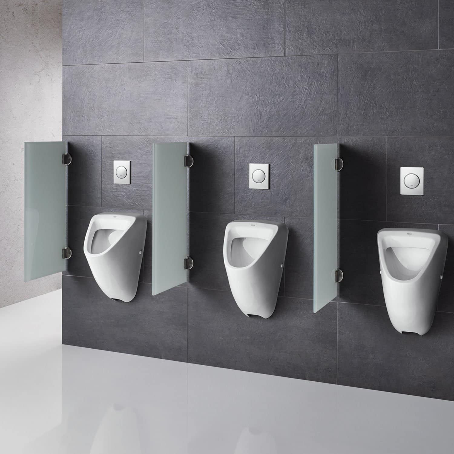 Toilettes publiques avec urinoirs modernes et séparations en verre dépoli sur un mur carrelé sombre