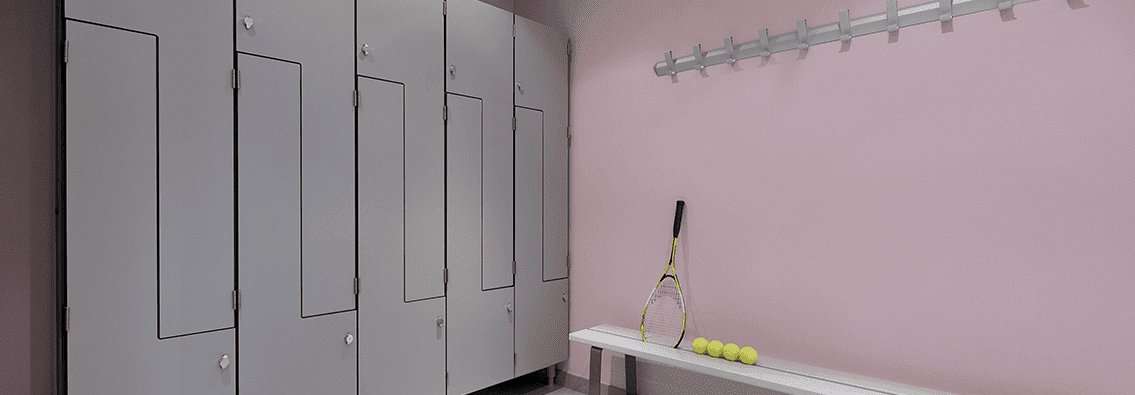 Vestiaire élégant avec des casiers gris, un banc blanc et des murs peints en rose dans un style sportif