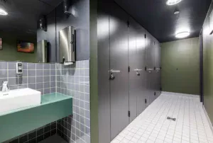 Cabines WC design avec une esthétique moderne, offrant intimité et fonctionnalité