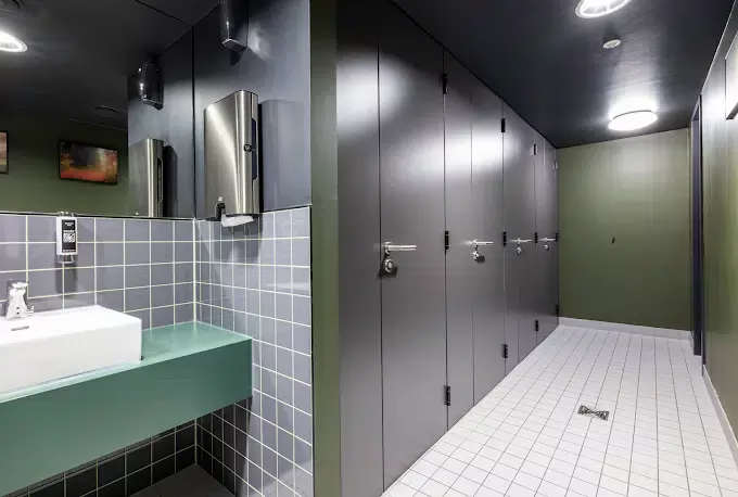 Cabines WC design avec une esthétique moderne, offrant intimité et fonctionnalité