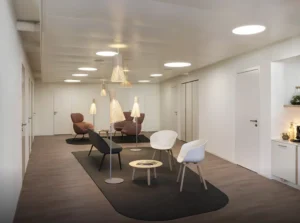 Espace lounge avec mobilier moderne, éclairage doux et ambiance détendue