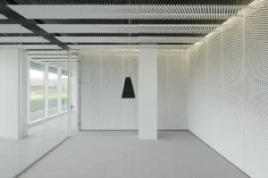 Intérieur minimaliste avec des panneaux acoustiques noirs et blancs au plafond et sur le mur, créant un espace moderne et insonorisé