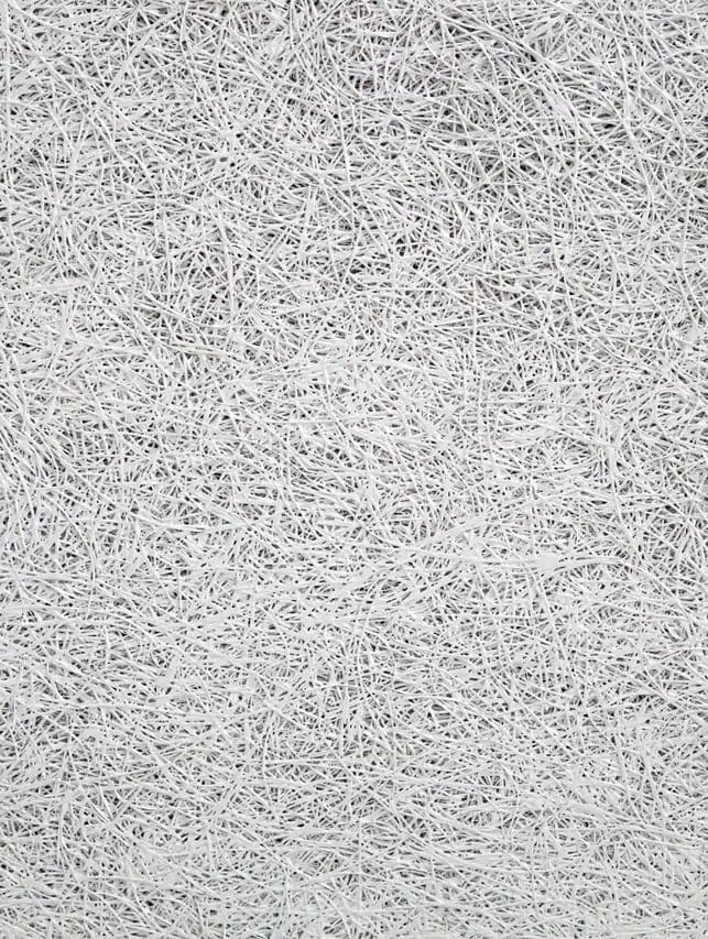 Plafond avec panneaux en fibre de bois, offrant une finition naturelle et organique pour une meilleure performance acoustique
