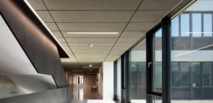 Couloir moderne avec panneaux acoustiques au plafond et éclairage intégré