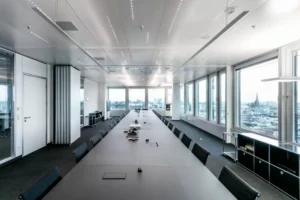 Gros plan sur des panneaux de plafond métalliques au design élégant et perforé