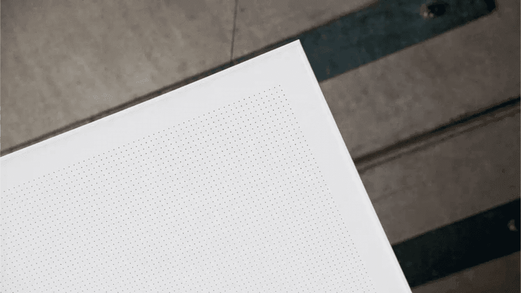 Installation de plafond métallique moderne avec panneaux sans joint et éclairage intégré