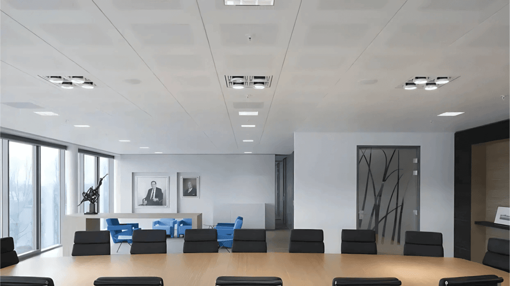 Gros plan sur des panneaux de plafond métalliques au design élégant et perforé