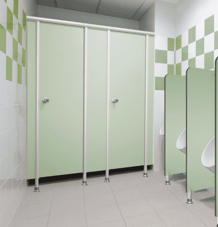 Cloisons sanitaires pour vestiaires et sanitaires publics avec panneaux verts et supports en acier inoxydable, offrant intimité et hygiène