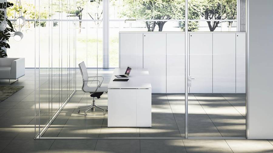 Bureau moderne avec cloisons amovibles vitrées, mobilier ergonomique et lumière naturelle – parfait pour les espaces professionnels à Genève, Vaud et Fribourg.