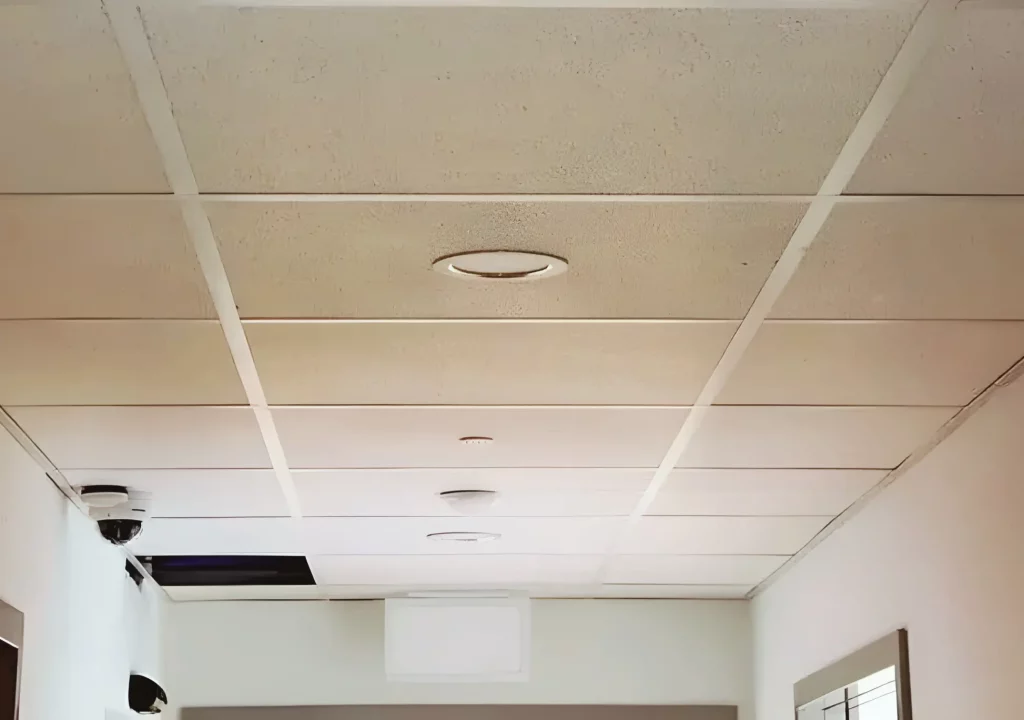 Plafond suspendu avec panneaux en fibre minérale, conçu pour l’isolation acoustique et la régulation thermique