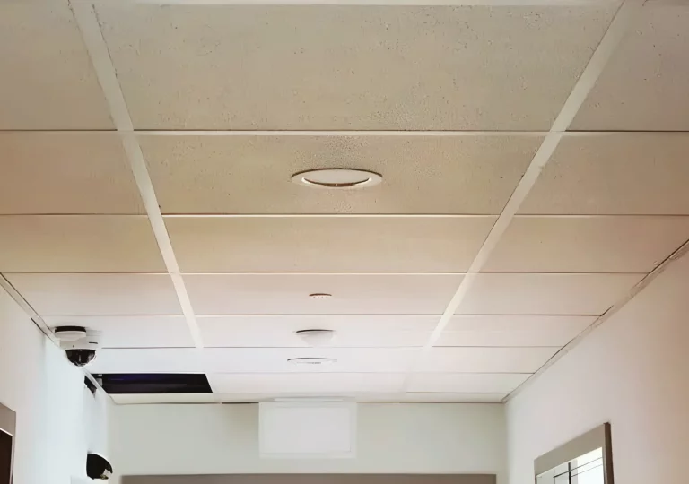 Plafond suspendu avec panneaux en fibre minérale, conçu pour l’isolation acoustique et la régulation thermique