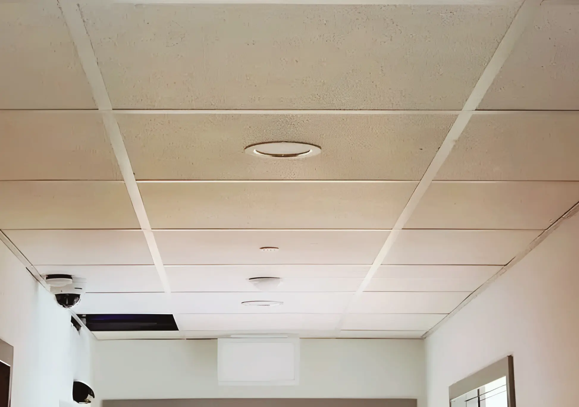 Plafond suspendu avec panneaux en fibre minérale, conçu pour l’isolation acoustique et la régulation thermique