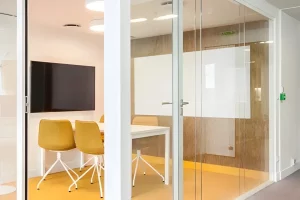 Cloisons amovibles en verre pour salle de réunion bureau avec portes battantes