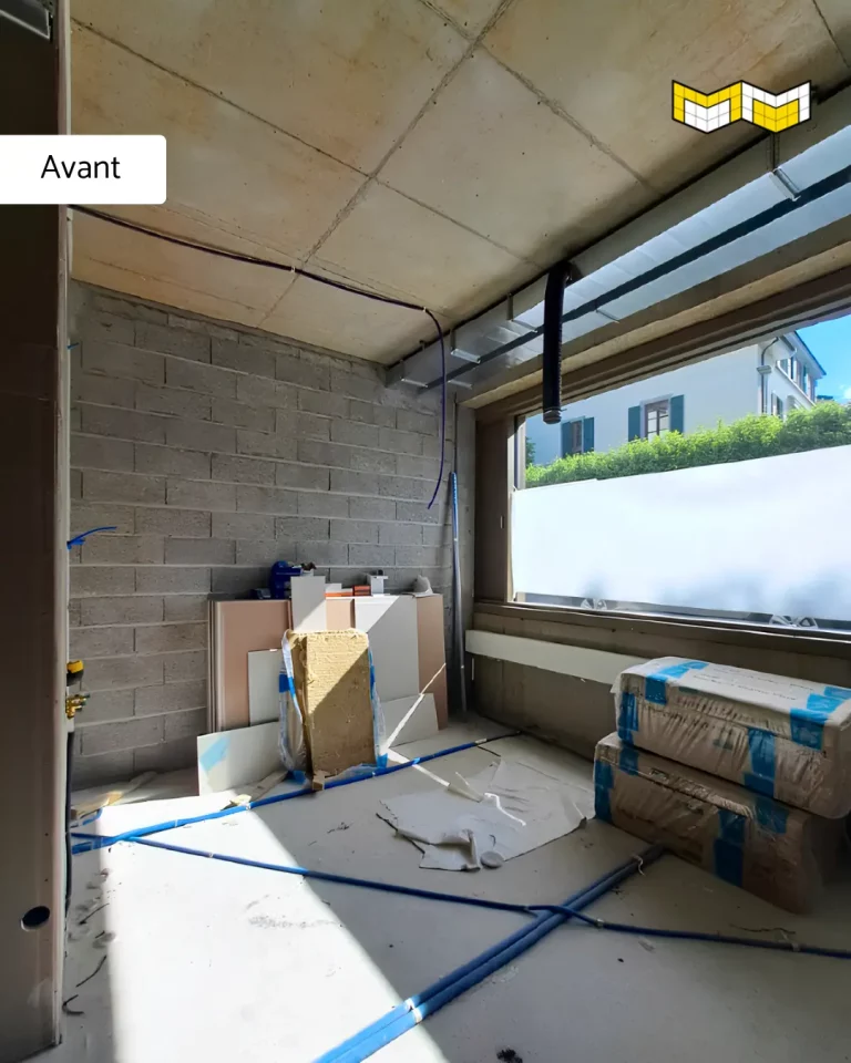 Photo avant r&eacute;novation d&rsquo;un espace de bureau brut avec plafond en b&eacute;ton apparent, c&acirc;bles visibles et mat&eacute;riaux de construction