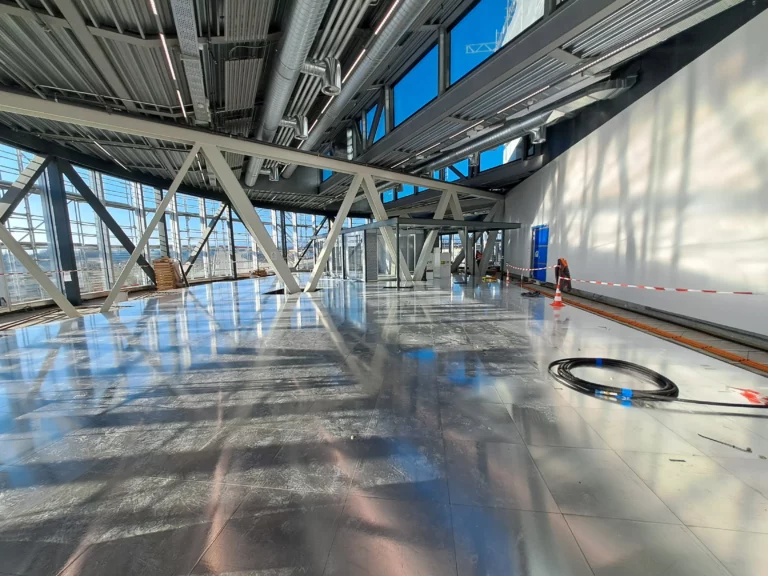 Installation d’un faux-plancher technique dans le nouveau campus RTS à Ecublens pour intégrer les réseaux techniques et garantir une grande flexibilité d’aménagement.
