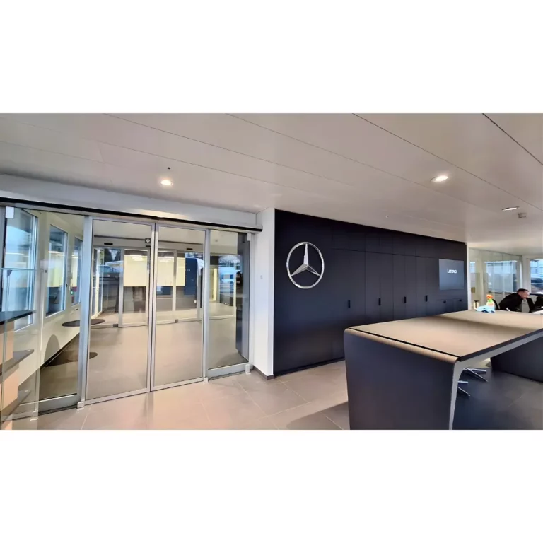 Nouvel espace d’accueil chez LARAG à Echandens avec cloisons vitrées, faux-plafonds et aménagement intérieur moderne pour améliorer la luminosité et le confort des utilisateurs.