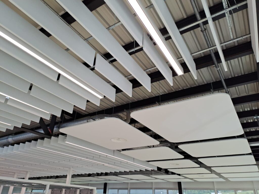 Baffles acoustiques suspendus pour bureaux
