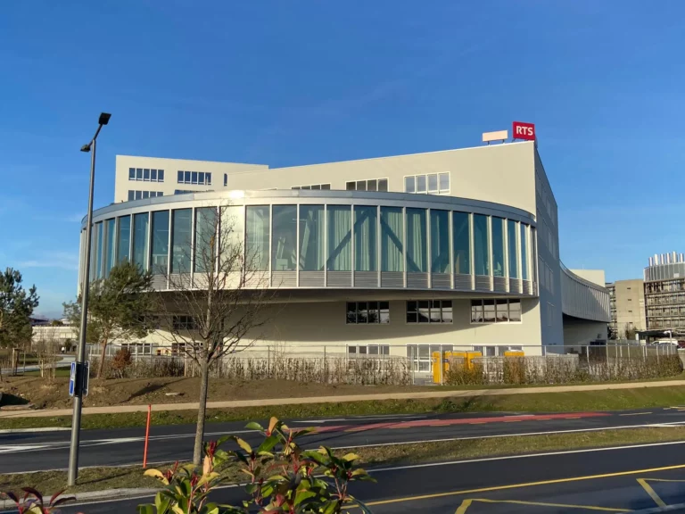 Façade du nouveau campus RTS à Ecublens, site moderne de la Radio Télévision Suisse bénéficiant de faux-plafonds métalliques et d’aménagements techniques réalisés par M+M.