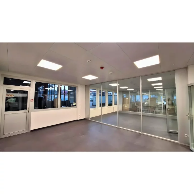 Bureaux professionnels équipés de cloisons vitrées et de faux-plafonds pour créer des espaces de travail modernes, lumineux et fonctionnels.