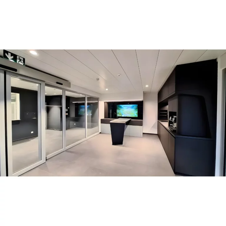 Transformation des bureaux de LARAG à Echandens avec installation de cloisons vitrées, nouveaux faux-plafonds et travaux de plâtrerie-peinture pour créer des espaces modernes et lumineux.