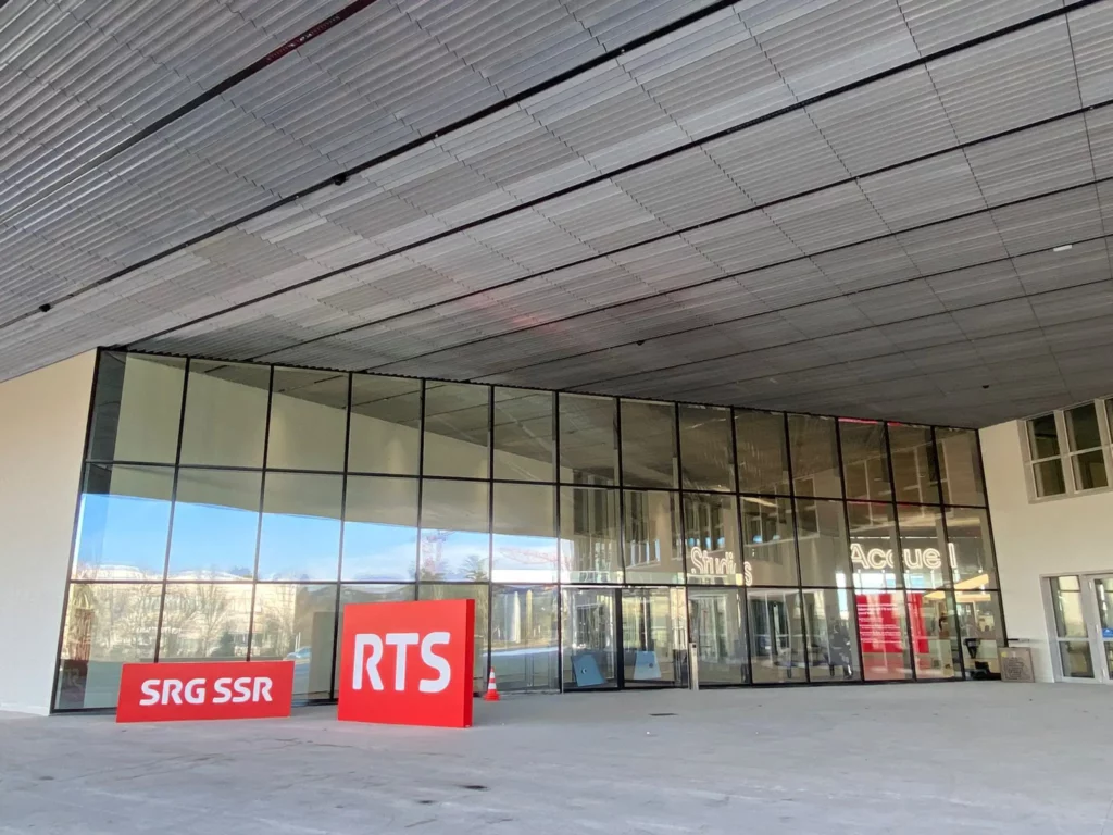 Installation de faux-plafonds m&eacute;talliques sous la marquise ext&eacute;rieure du nouveau campus RTS &agrave; Ecublens, r&eacute;alis&eacute;e par M+M Montage et Maintenance.
