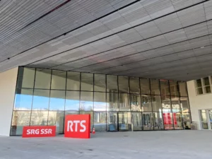 Installation de faux-plafonds métalliques sous la marquise extérieure du nouveau campus RTS à Ecublens, réalisée par M+M Montage et Maintenance.