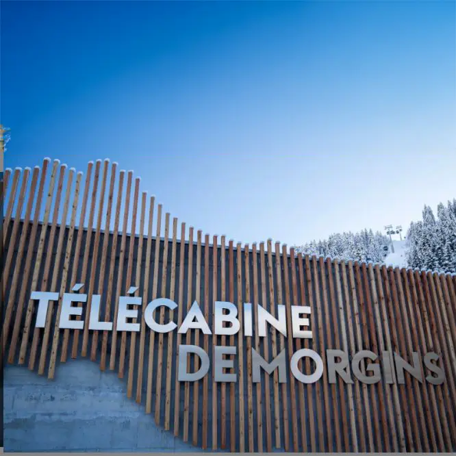 Vue extérieure de la Télécabine de Morgins en Valais, projet pour lequel M+M a réalisé les faux-plafonds en bois et les cloisons sanitaires.