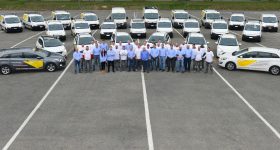 Version en couleur de l’équipe M+M Montage et Maintenance avec leur flotte de véhicules de service